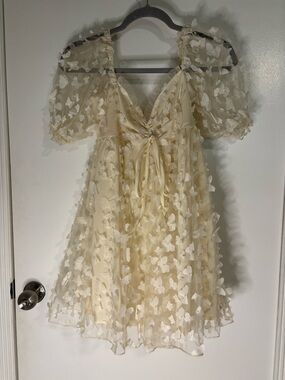 Ivory Butterfly-Appliqué Puff-Sleeve Formal Dress